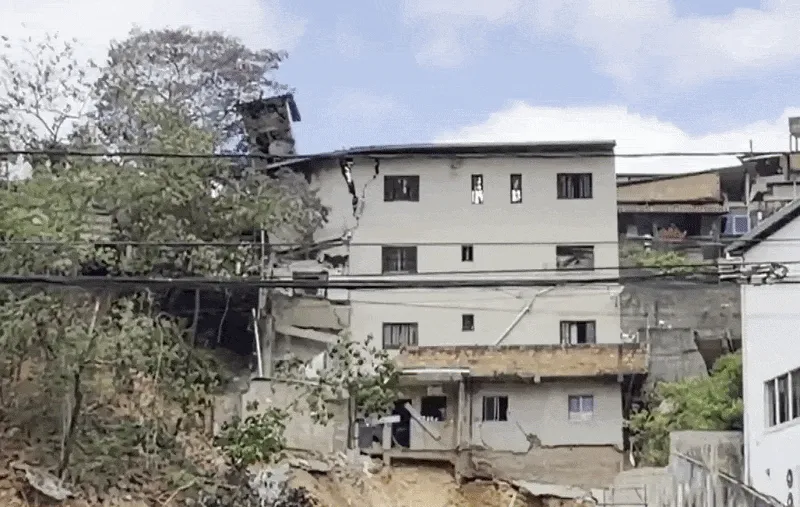 Edifício de quatro andares é demolido em Nova Lima após grave queda de muro de arrimo