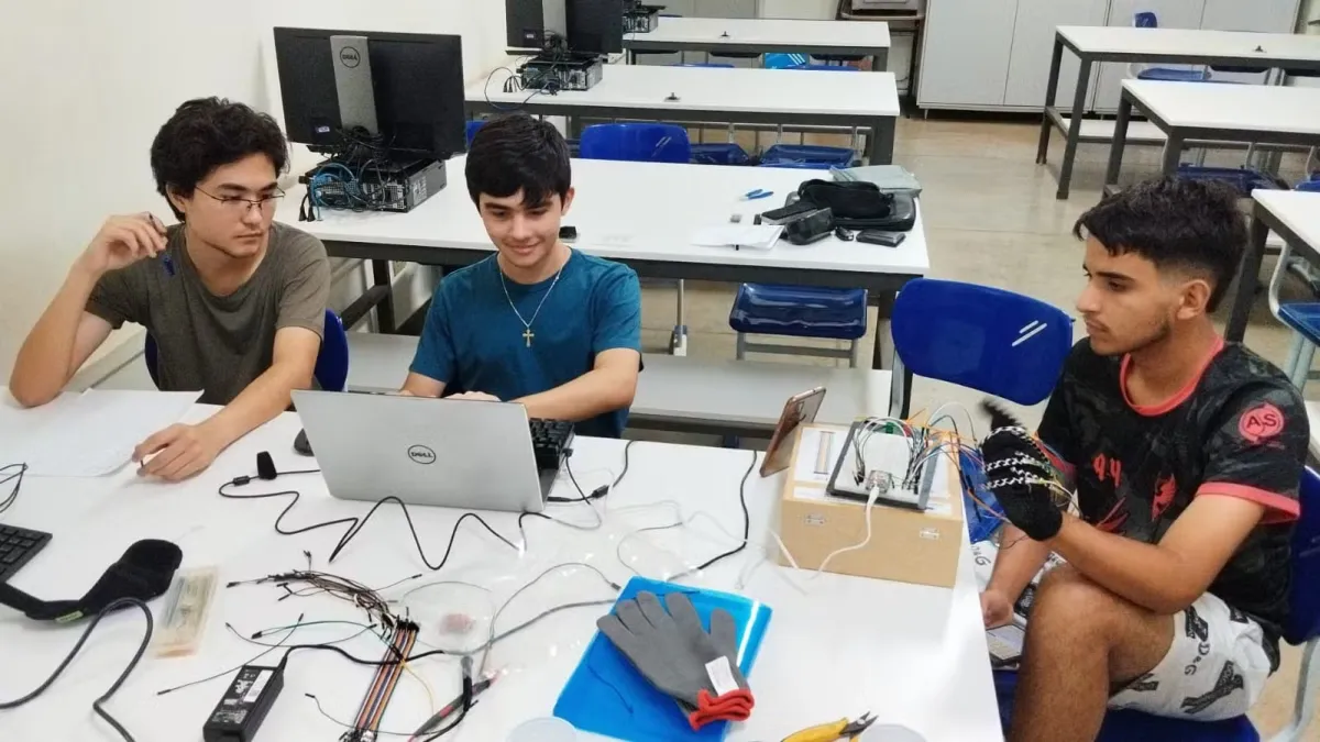 Estudantes do Cefet em Minas Gerais criam luva tecnológica que traduz Libras para texto e áudio