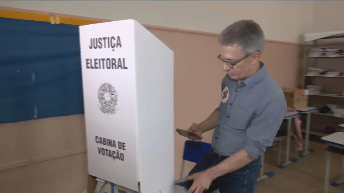 Ministério Público Eleitoral pede condenação de Romeu Zema por entrar com celulares na cabine de votação