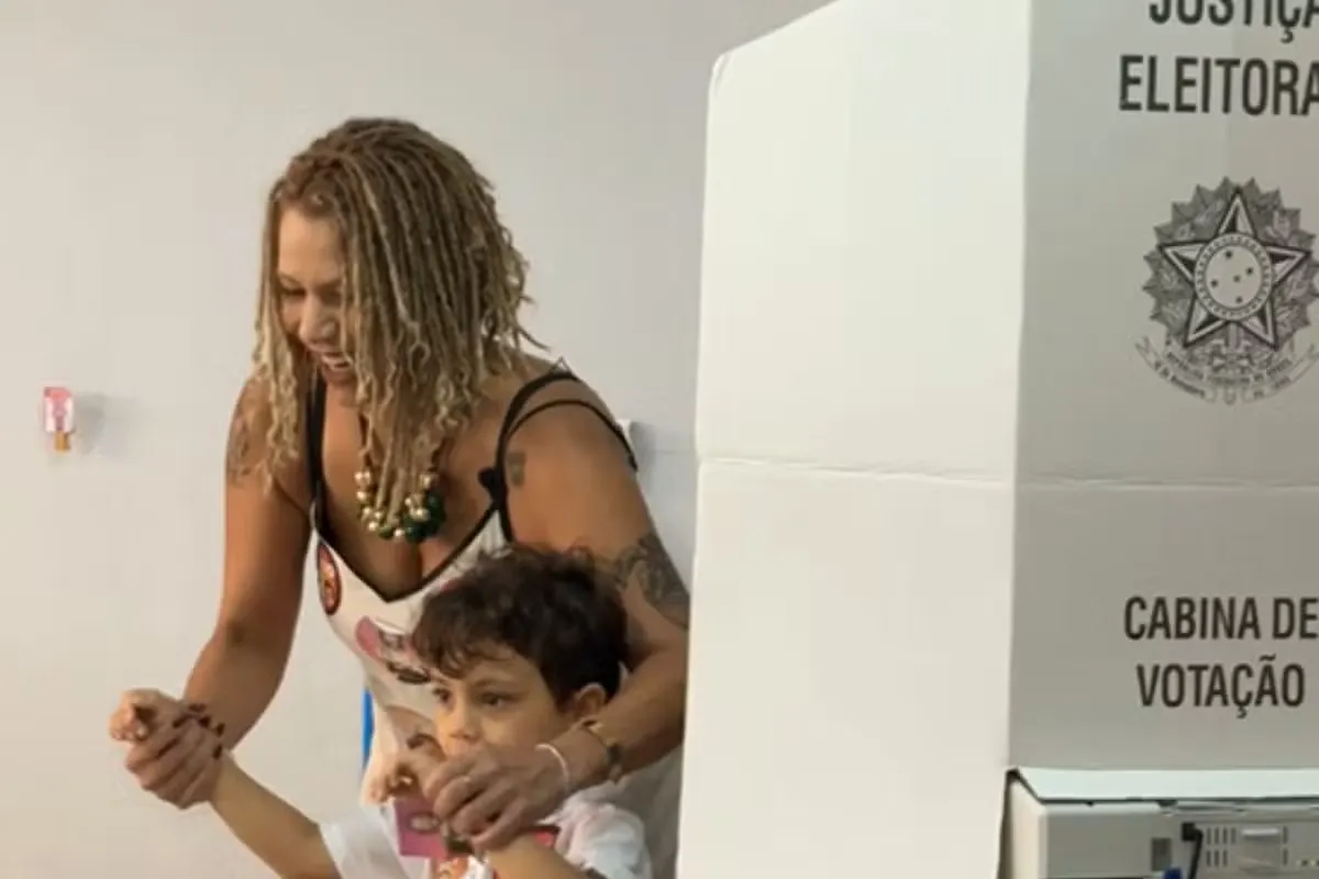 Candidata ao Senado Áurea Carolina vota em Belo Horizonte e destaca importância de barrar a extrema-direita