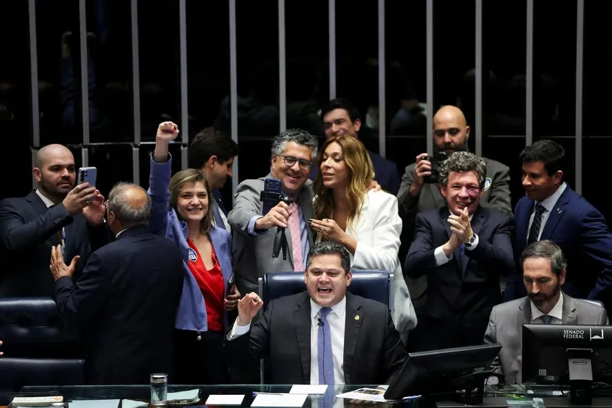 Senado aprova PEC que reduz jornada de trabalho e Câmara avança em pautas econômicas