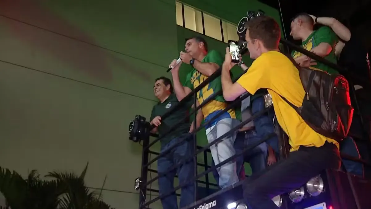 Flávio Bolsonaro reforça projeto político do pai e foca em mudança durante campanha em Minas Gerais