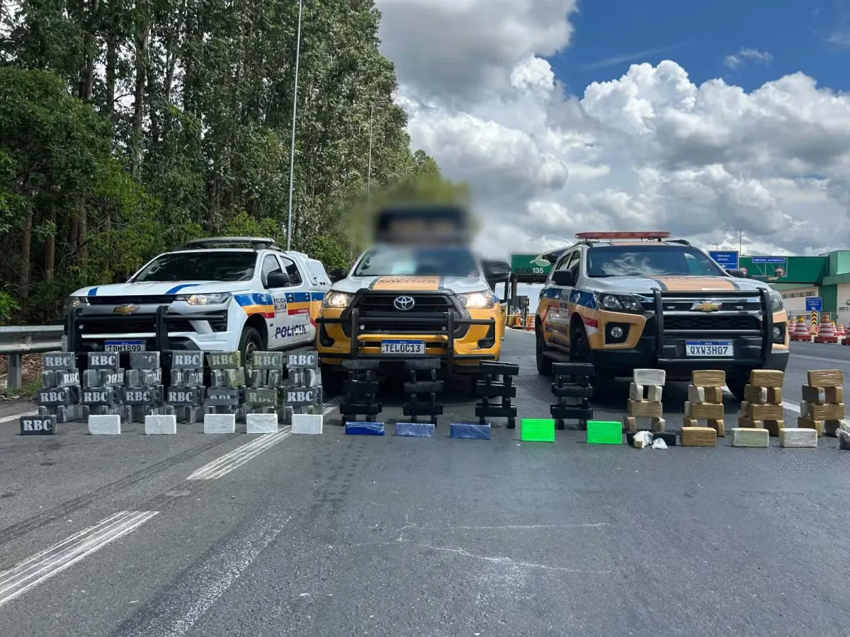 Operação policial intercepta ônibus na BR-135 e apreende mais de 100 quilos de entorpecentes em Minas Gerais