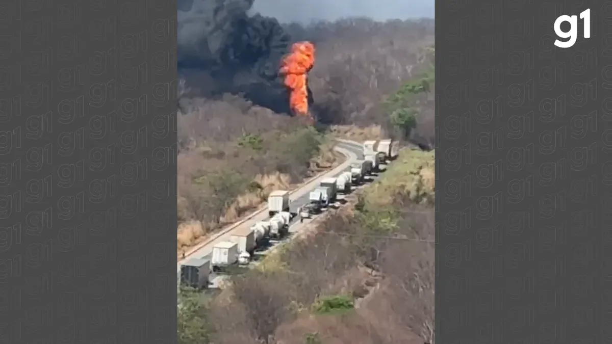 Incêndio em carreta carregada de diesel bloqueia totalmente a BR-251 em Salinas
